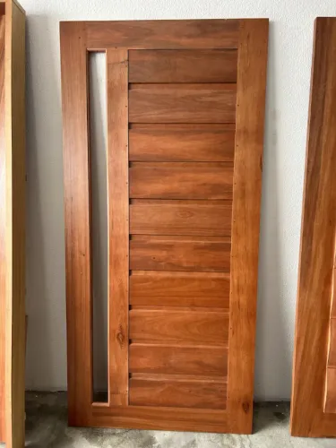 Porta Pivotante Maciça em madeira Angico | Acabamento Premium