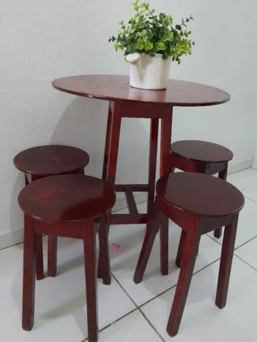 Mesa redonda de madeira