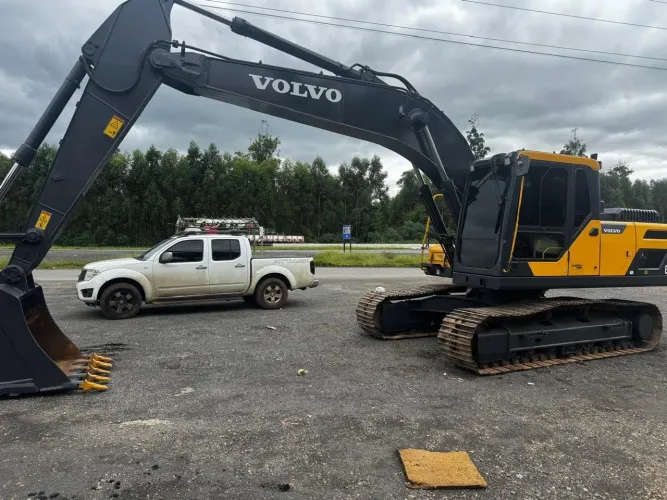 Escavadeira com apenas 6 mil horas nova nova toda revisada.