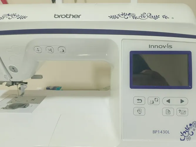 Maquina de bordar eletrônica