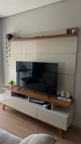 Painel e Rack Off White e Freijó 1,80cmx1,93cm R$380,00