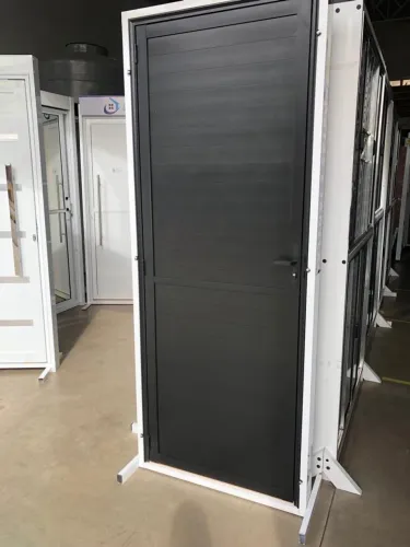 PORTA LAMBRIL 210X80/70/60CM ALUMÍNIO PRETO