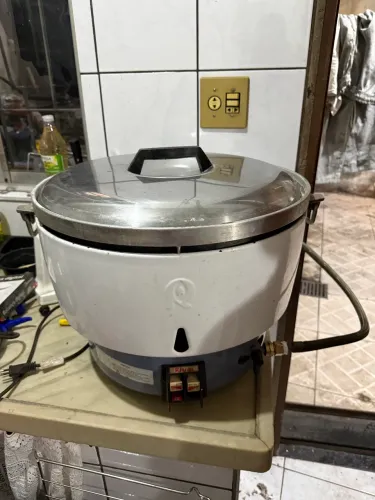 Panela de arroz a gás rinnai.