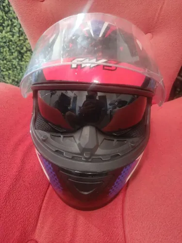 Vendo um capacete usado poucas vezes.