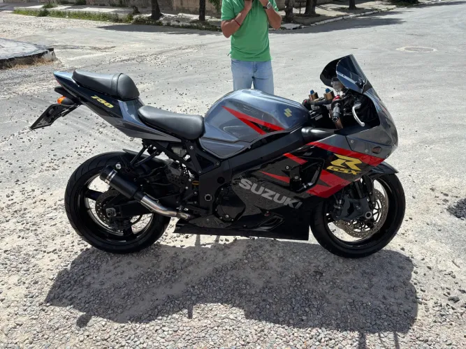 Vendo mosca branca Suzuki srad 750 impecável