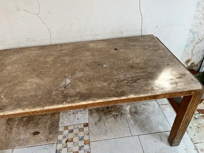 Mesa de madeira maciça com tampo de mármore natural