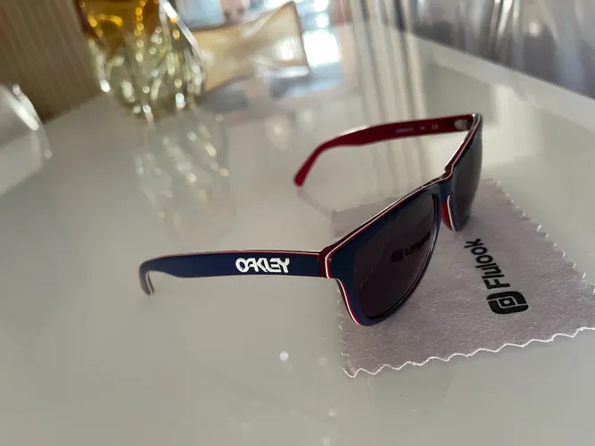 Óculos Oakley Frogskins LX, especificamente na cor Navy/Red 