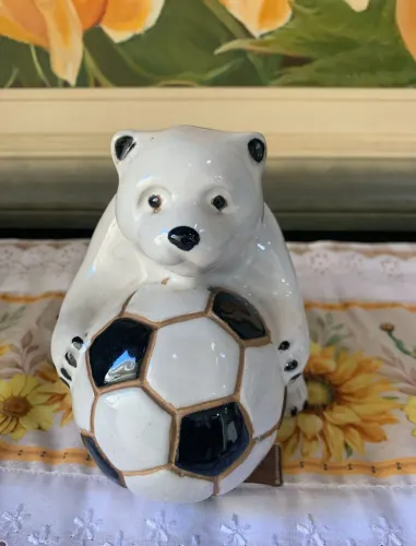 Urso polar com bola em porcelana