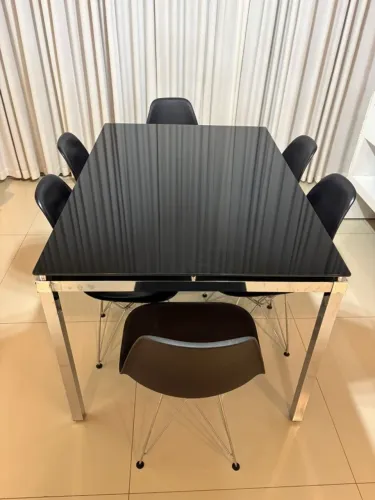 Jogo de Mesa de Jantar e Cadeiras