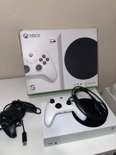 Xbox series S com 2 manetes