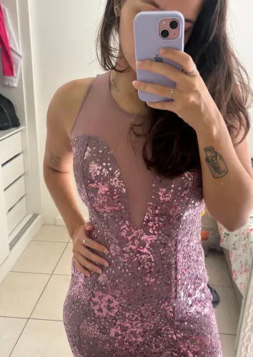 vestido de festa lilás com paetê elegante