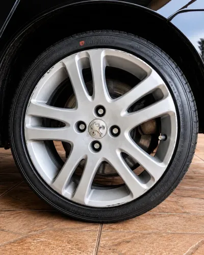 Jogo de Rodas Liga Leve Aro 17 com 4 Pneus Novos - Peugeot 207