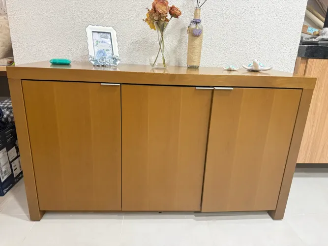 Conjunto de cozinha madeira maciça mesa com 4 cadeira e móvel com portas
