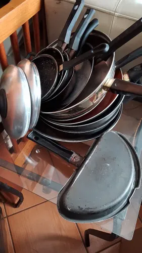 Várias frigideiras 