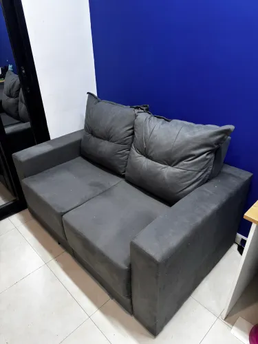 Sofá retrátil cinza de dois lugares