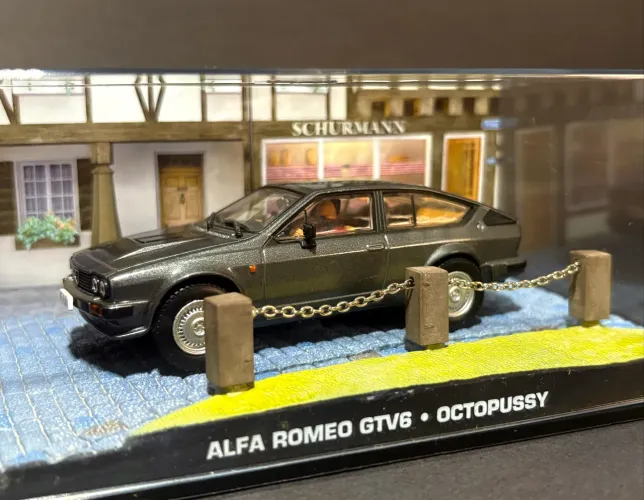 Miniatura Oficial James Bond 007 Alfa Romeo GTV6- Octopussy 1:43 + Fascículo 