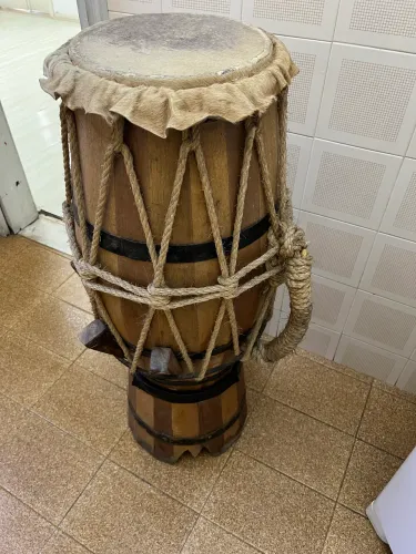 Atabaque de Cordas com Suporte ótimo estado