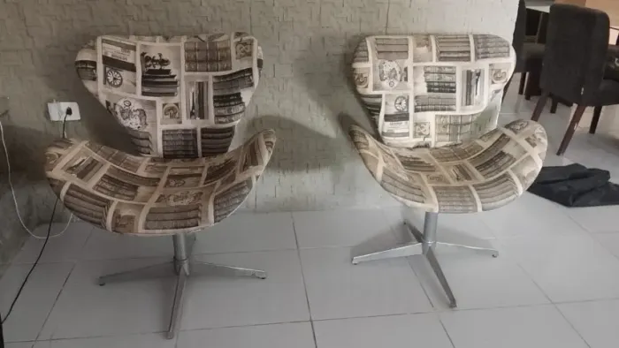 Duas cadeiras modernas - R$ 250 cada ou R$ 470 as duas