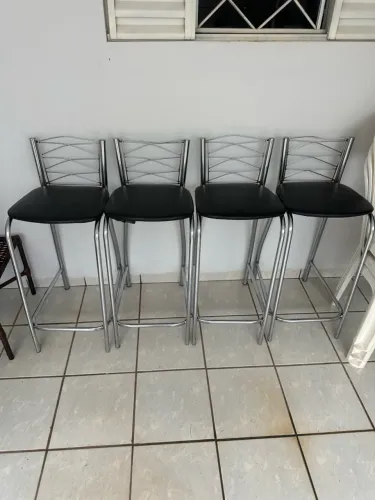 4 Cadeiras Altas de Metal com Assento Preto - Conjunto