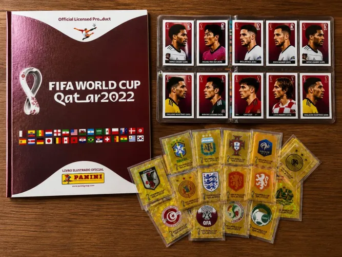 Album Bordô Copa Qatar 2022 com 441 figurinhas