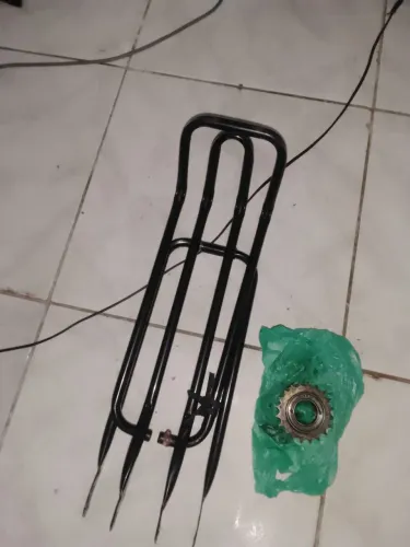 Catraca toda boa e um  bagageiro com um lado trincado 