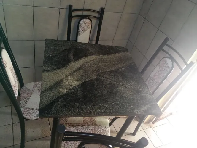 Vendo mesa com quatro cadeiras 