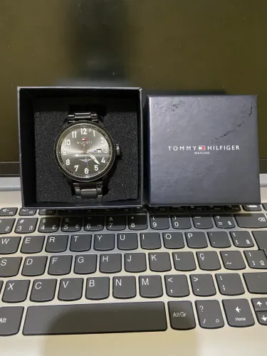 RELÓGIO TOMMY HILFIGER NA CAIXA: ERA DO MEU CHEFE E AGORA EU PRECISO VENDER