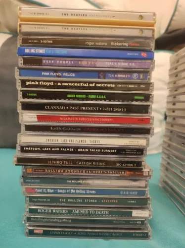 Coleção com 150 CDs Nacionais e Importados com Melhor dos anos 60 à 90