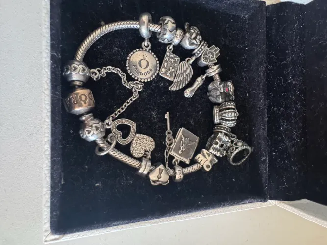 Pulseira Pandora Original com corrente de segurança e Berloques