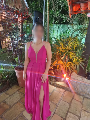 Vestido longo de festa pink com fenda e decote em tule