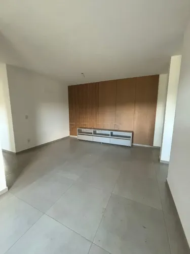 Apartamento padrão com 83m², bairro Jardim Botânico, Zona Sul de Ribeirão Preto/SP.