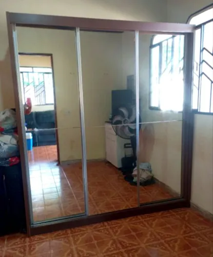 Vendo guarda roupa com espelhos