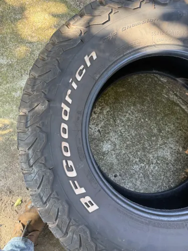 Pneus BF,da RAM,35x12 50R18 LT meia vida.2MIL REAIS