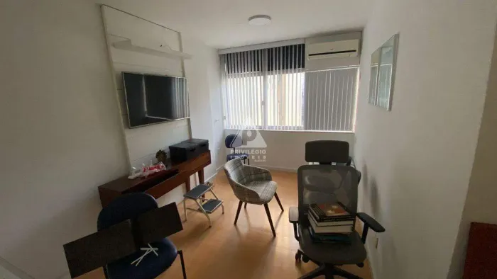 Sala comercial refromanda com dois banheiros sociais com ármarios e 1 vaga na escritura