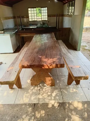 Mesa rústica de madeira