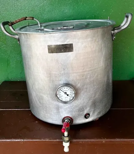 Panela, capacidade 60 litros, com fundo falso, termômetro e poço térmico, com tampa.