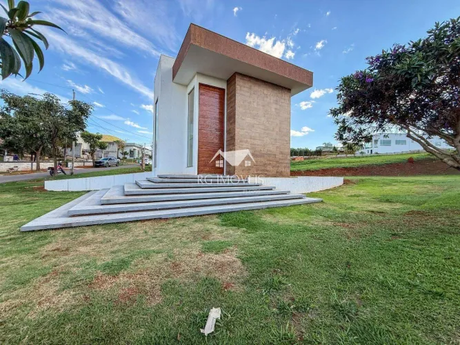 Casa 03 quartos no condomínio serra dos bandeirantes