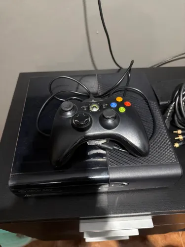 Xbox 360 super slim + controle com fio