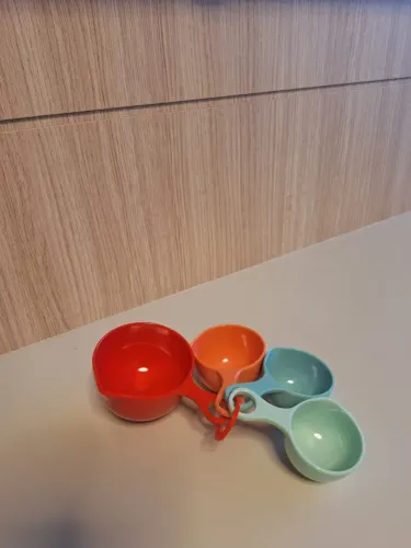 Itens diversos novos e usados para cozinha e diversos cabides