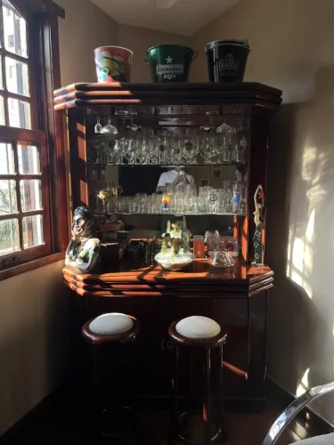 Bar em madeira com 2 banquetas Cristaleira com espelho e armário