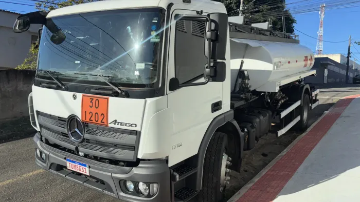 Caminhão tanque abastecedor 