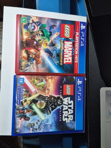 Combo 2 Jogos LEGO PS4: Star Wars A Saga Skywalker + Marvel Super Heroes