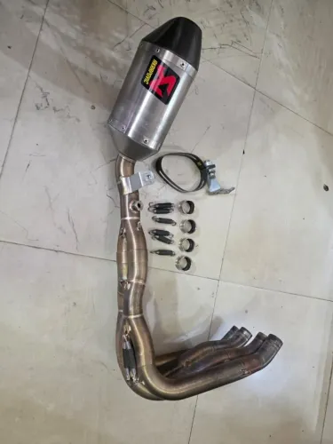 Escapamento Full Akrapovic (titânio) 4 x 1 Srad 750 (2013)