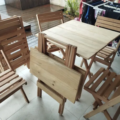 Mesa e cadeiras