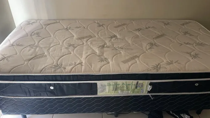 Vendo cama box com colchão solteiro