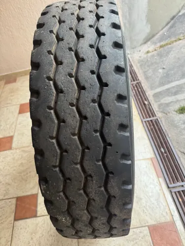 Pneu 275/80R22.5 desenho misto