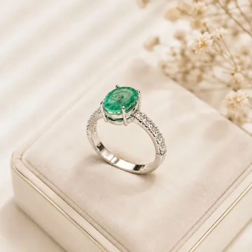 Anel Emerald Imperial Queen em Ouro Branco 18k 750