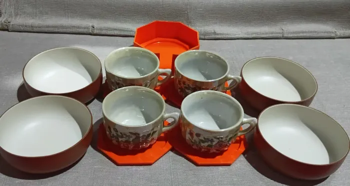 Conjunto 4 xícaras louça, 5 Pires plástico e 4 tigelas plástico tamanho Pq