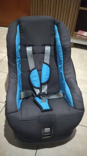 Vende-se uma cadeira para auto infantil