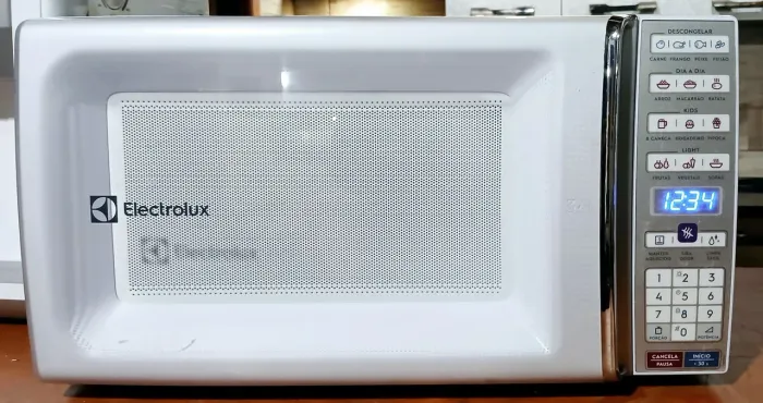 Microondas Electrolux 110Vts/34Lts, modelo atual, de alta qualidade. Só ligar e usar.